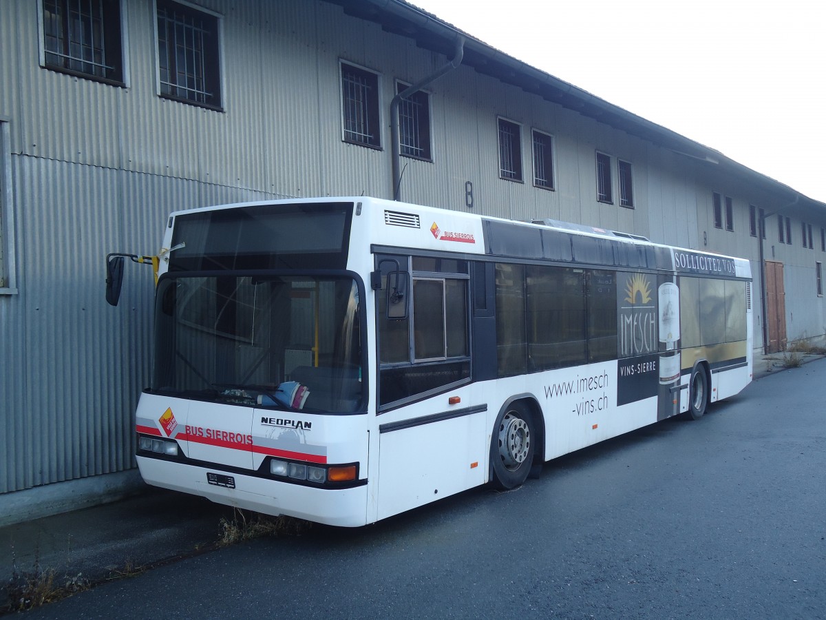 (148'560) - BS Sierre - Neoplan am 29. Dezember 2013 beim Bahnhof Leuk