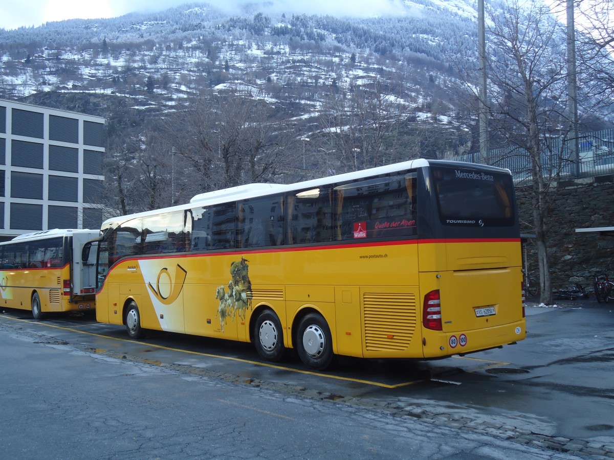 (148'590) - PostAuto Wallis - VS 62'850 - Mercedes am 29. Dezember 2013 beim Bahnhof Brig