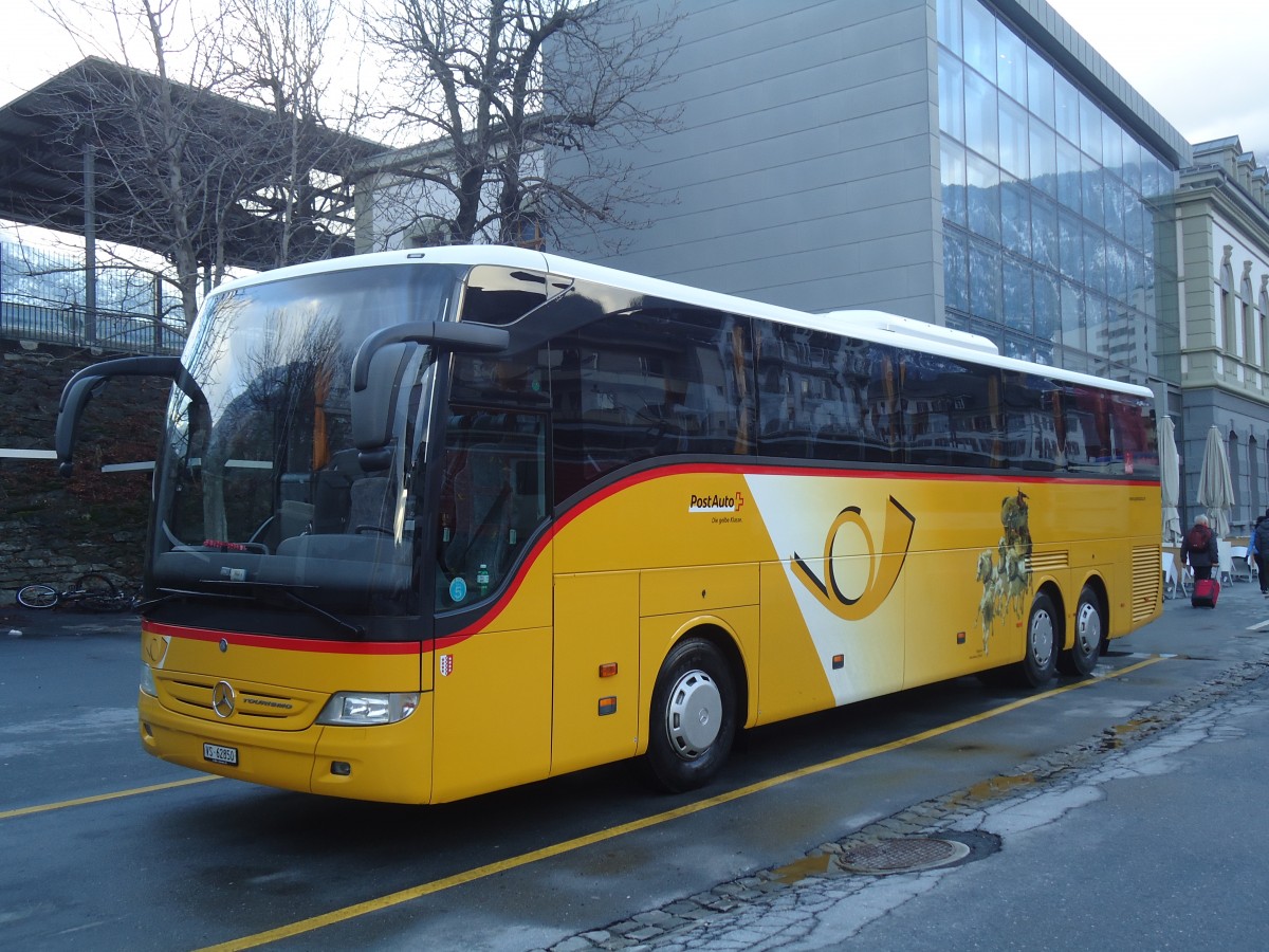 (148'591) - PostAuto Wallis - VS 62'850 - Mercedes am 29. Dezember 2013 beim Bahnhof Brig