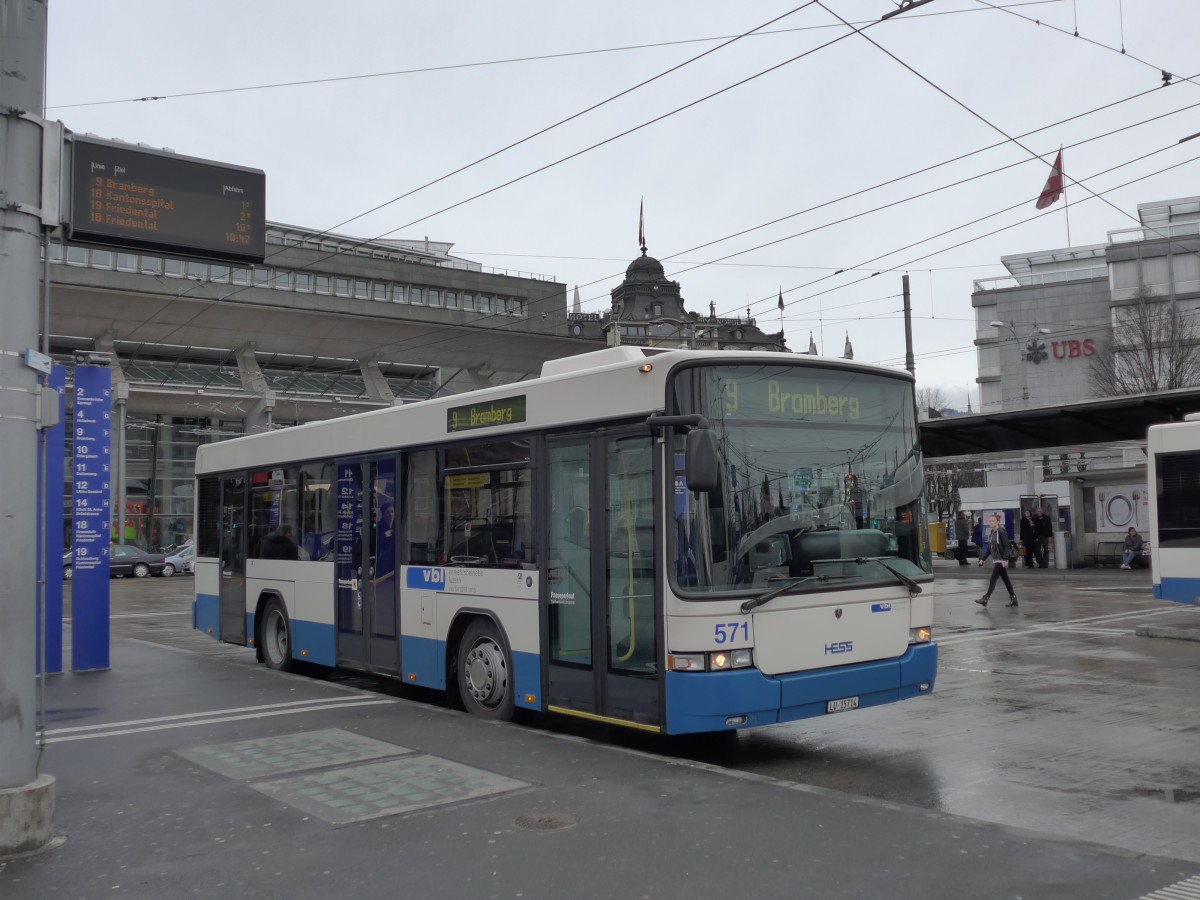 (148'889) - VBL Luzern - Nr. 571/LU 15'714 - Scania/Hess am 16. Februar 2014 beim Bahnhof Luzern