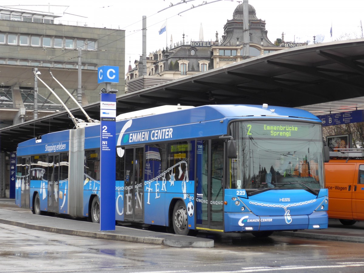 (148'899) - VBL Luzern - Nr. 223 - Hess/Hess Gelenktrolleybus am 16. Februar 2014 beim Bahnhof Luzern