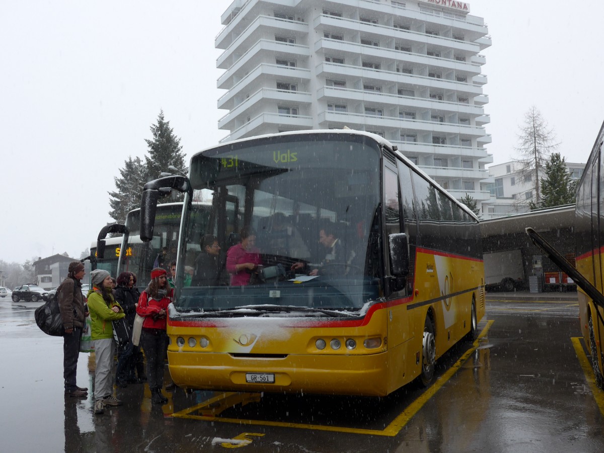(149'050) - Fontana, Ilanz - Nr. 18/GR 561 - Neoplan am 1. Mrz 2014 beim Bahnhof Ilanz