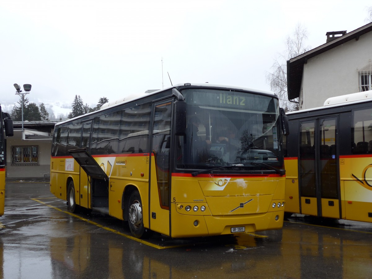 (149'099) - Fontana, Ilanz - Nr. 5/GR 1805 - Volvo am 1. Mrz 2014 beim Bahnhof Ilanz