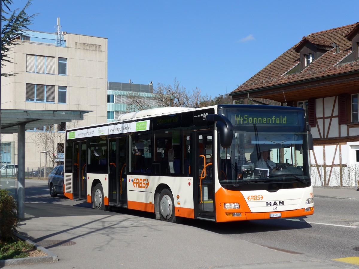 (149'364) - RBS Worblaufen - Nr. 19/BE 666'119 - MAN am 19. Mrz 2014 beim Bahnhof Gmligen