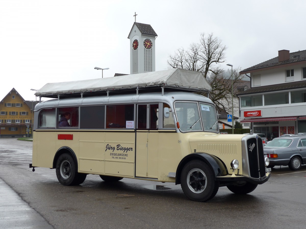 (149'589) - Biegger, Uster - Nr. 32/GL 1948 - Saurer/R&J (ex Redbull (Schweiz), Baar; ex Brandt, D-Reichersbeuern; ex Bach, NL-Amsterdam; ex Hgli, Steinach; ex EHC Biel; ex Leuenberger, Thun; ex AvH Heimenschwand) am 6. April 2014 beim Bahnhof Bauma