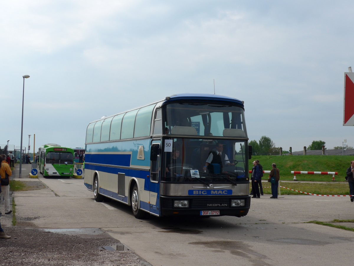 (150'194) - McDonald's, Mnchen (Auwrter) - DGF 0792 - Neoplan am 26. April 2014 in Speyer, Technik-Museum