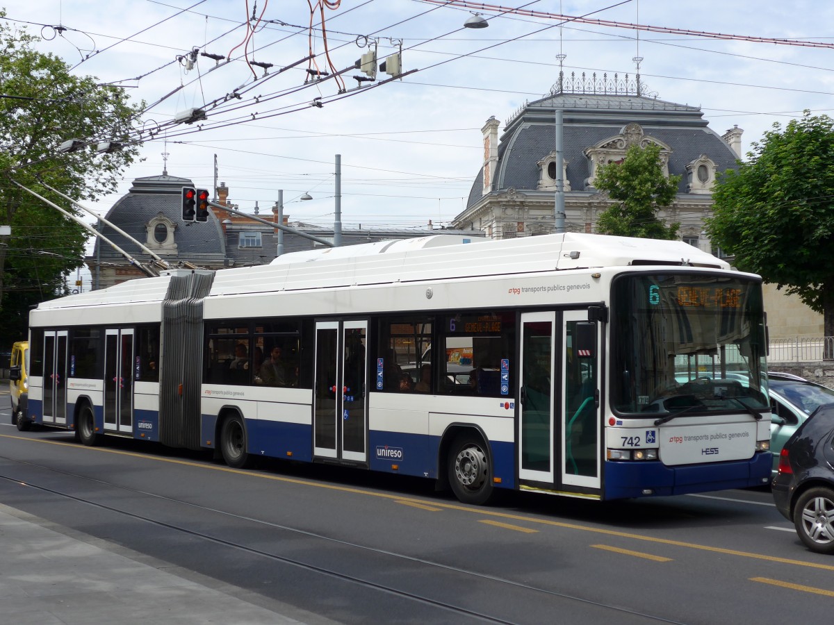 (150'872) - TPG Genve - Nr. 742 - Hess/Hess Gelenktrolleybus am 26. Mai 2014 in Genve, Place des Vingt-Deux-Cantons