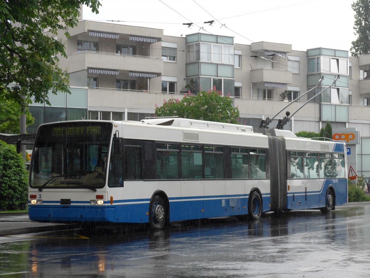 (150'906) - VMCV Clarens - Nr. 3 - Van Hool Gelenktrolleybus am 26. Mai 2014 beim Bahnhof Villeneuve