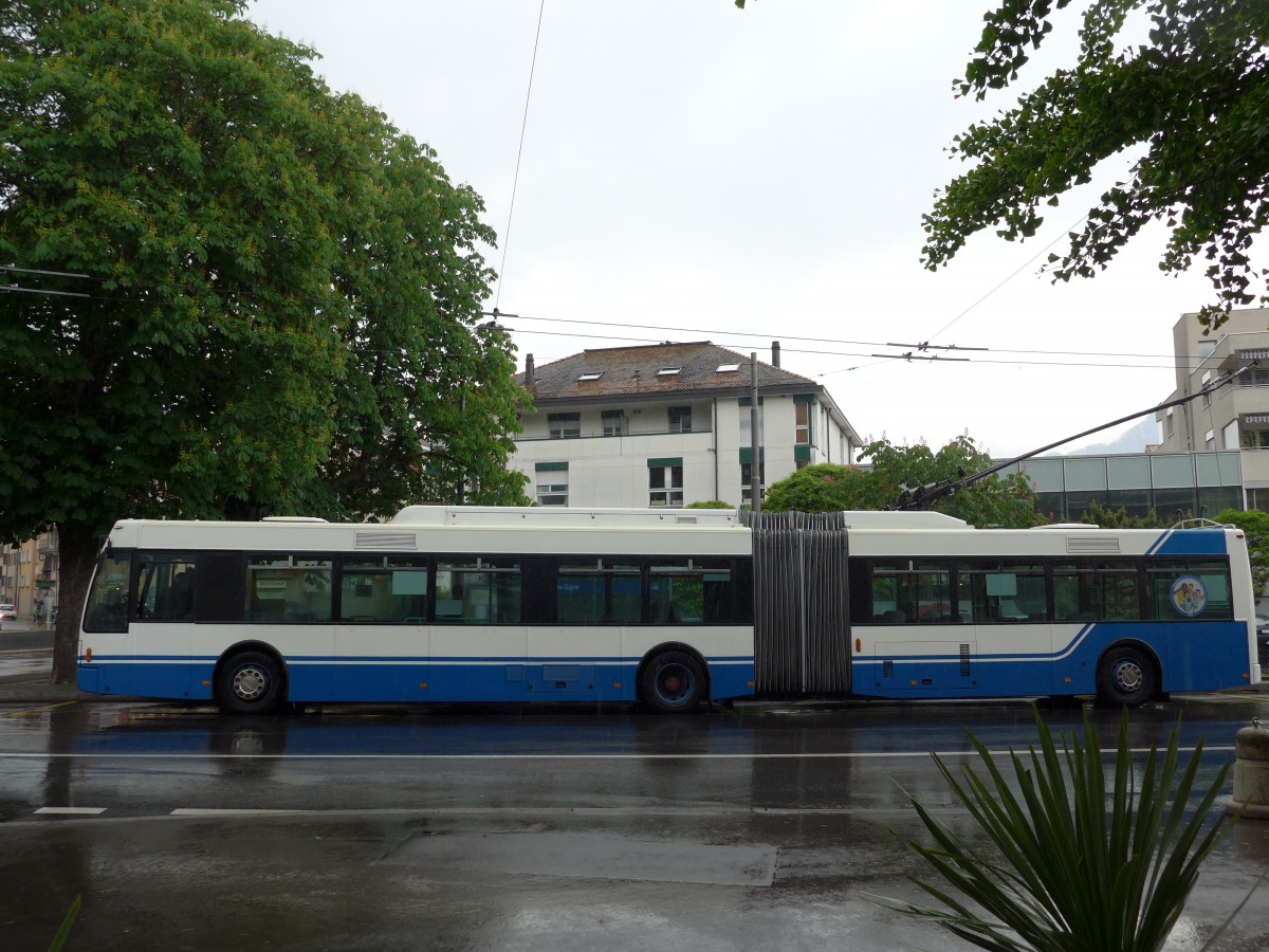 (150'907) - VMCV Clarens - Nr. 3 - Van Hool Gelenktrolleybus am 26. Mai 2014 beim Bahnhof Villeneuve