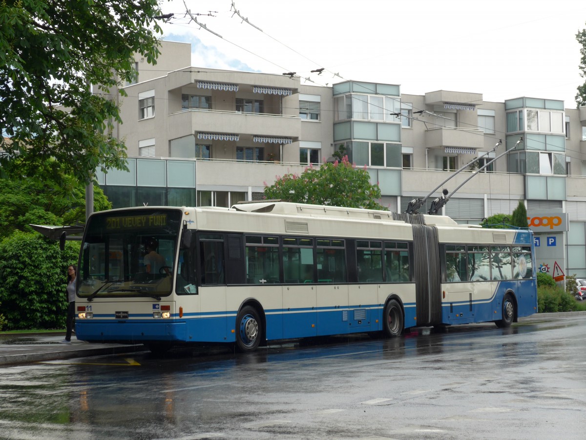 (150'910) - VMCV Clarens - Nr. 11 - Van Hool Gelenktrolleybus am 26. Mai 2014 beim Bahnhof Villeneuve