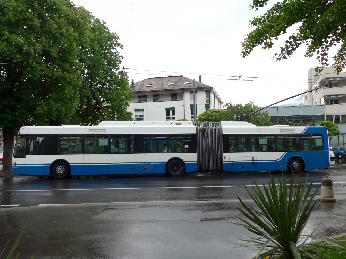 (150'917) - VMCV Clarens - Nr. 14 - Van Hool Gelenktrolleybus am 26. Mai 2014 beim Bahnhof Villeneuve