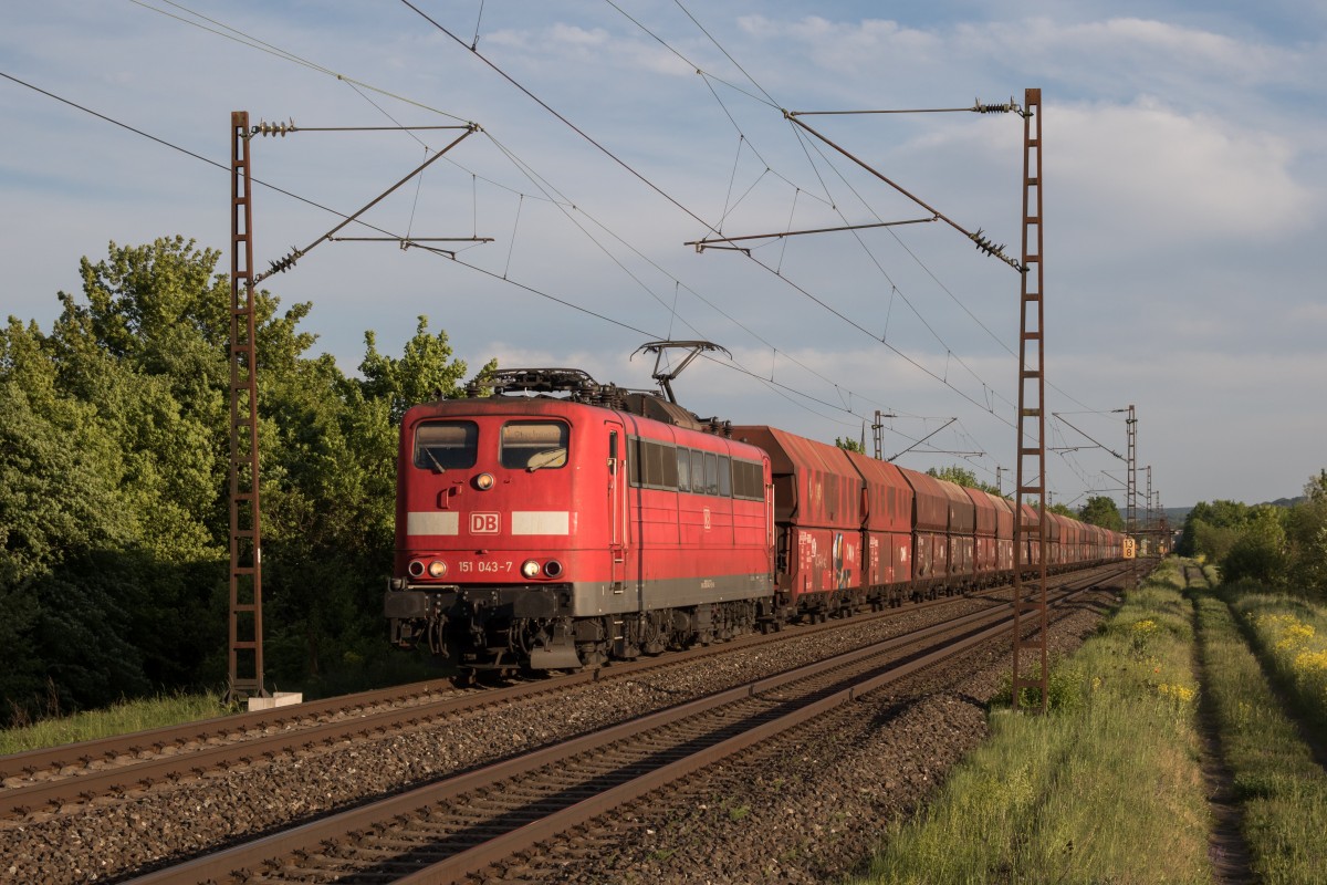 151 043-7 am spten Nachmittag des 15. Mai 2015 bei Thngersheim.