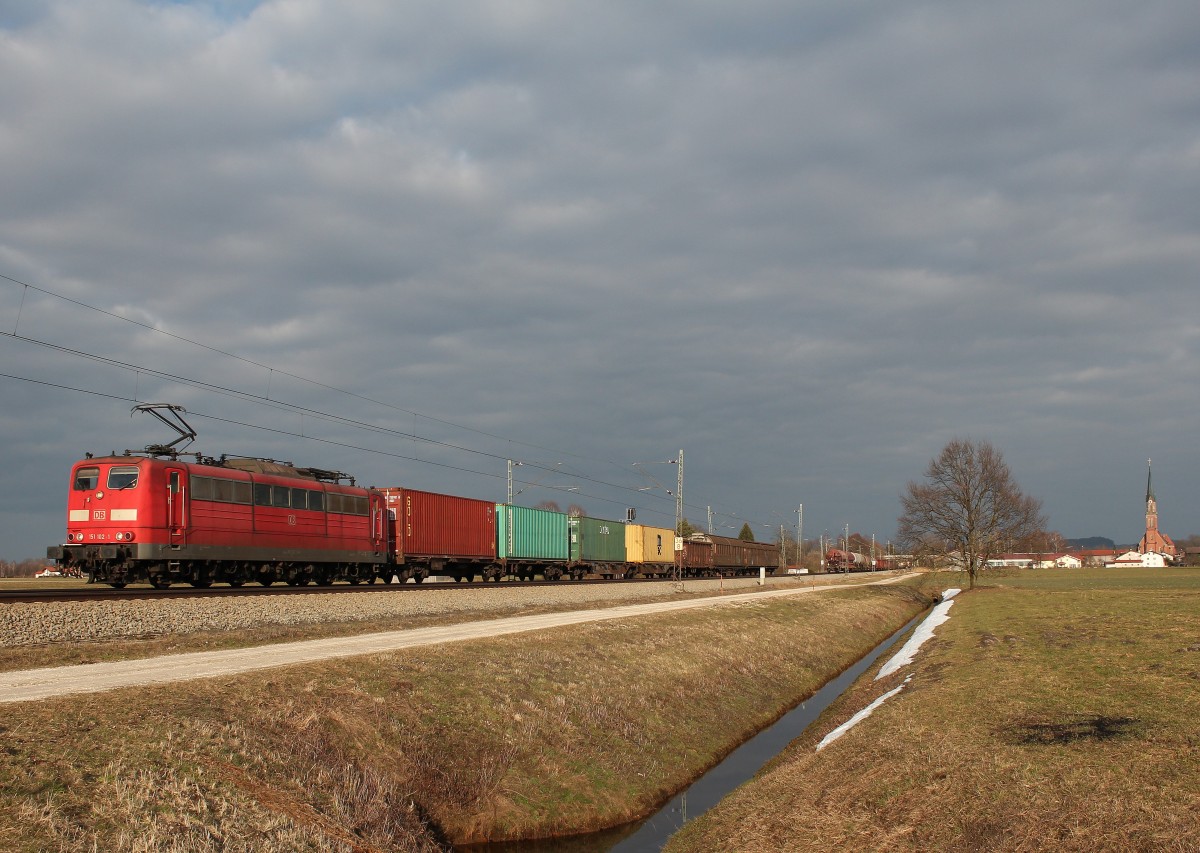 151 102-2 mit einem gemischten Gterzug aus Salzburg kommend am 6. Mrz 2015 bei bersee am Chiemsee.
