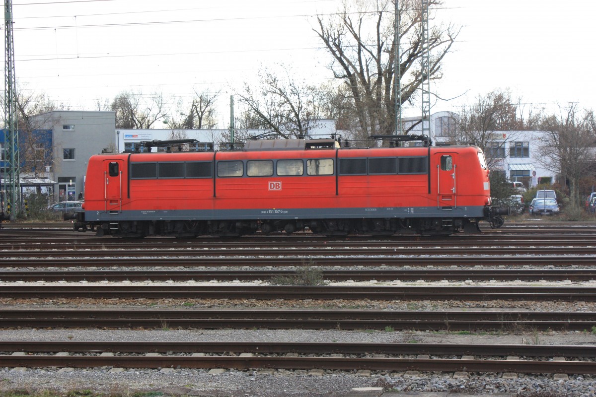 151 157-5 wartet am 30. November 2013 in Rosenheim auf ihren nchsten Einsatz.