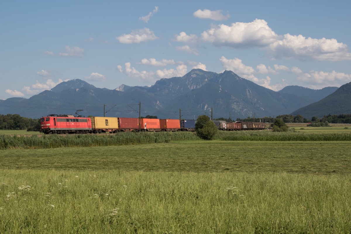 151 167-4 am 21. Juli 2015 mit einem gemischten Gterzug aus Salzburg kommen bei Bernau am Chiemsee.