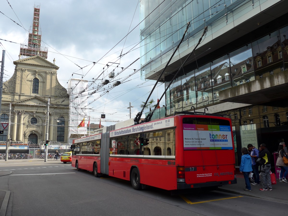 (151'000) - Bernmobil, Bern - Nr. 17 - NAW/Hess Gelenktrolleybus am 28. Mai 2014 beim Bahnhof Bern