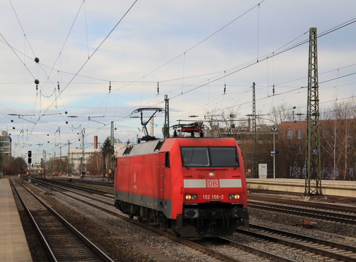 152 158-2 durchfhrt am 3. Januar 2014 den Bahnhof Mnchen-Heimeranplatz.