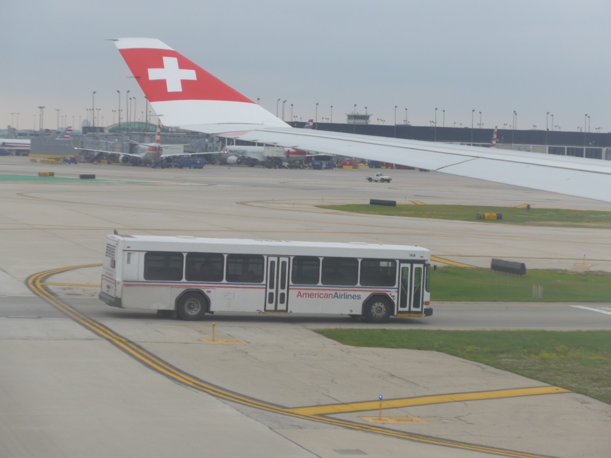 (152'099) - American Airlines - Nr. 1628 - Gillig am 6. Juli 2014 in Chicago, Airport O'Hare