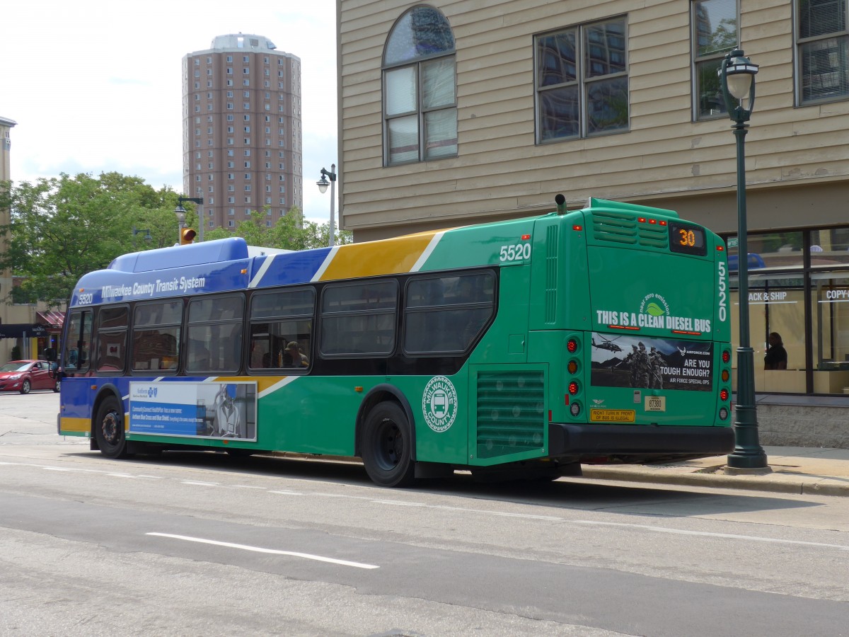 (153'072) - MCTS Milwaukee - Nr. 5520/87'380 - New Flyer am 17. Juli 2014 in Milwaukee