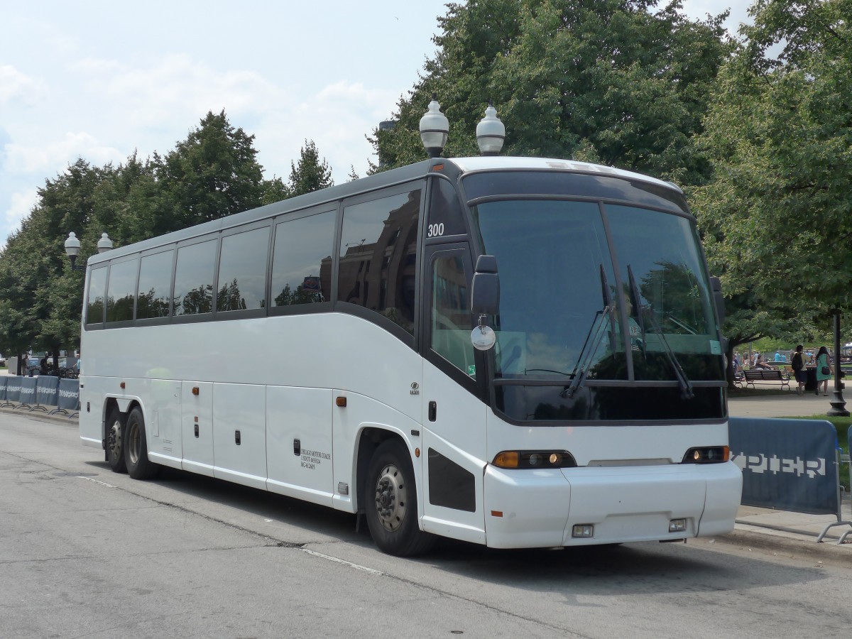 (153'151) - Chicago Motor Coach, Chicago - Nr. 300/P 642'835 - MCI am 18. Juli 2014 in Chicago, Navy Pier