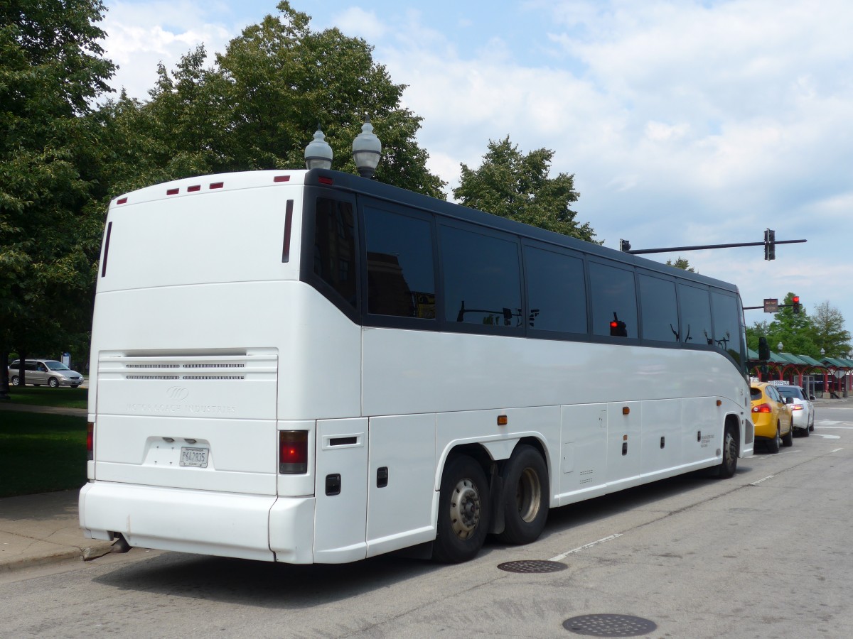 (153'152) - Chicago Motor Coach, Chicago - Nr. 300/P 642'835 - MCI am 18. Juli 2014 in Chicago, Navy Pier