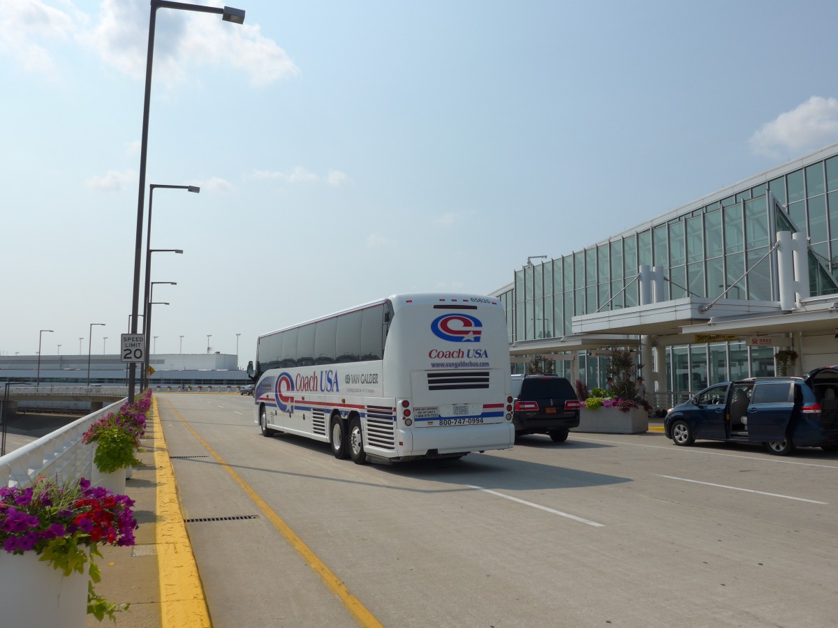 (153'336) - Van Galder, Janesville - Nr. 65'835/P 733'665 - MCI am 20. Juli 2014 in Chicago, Airport O'Hare