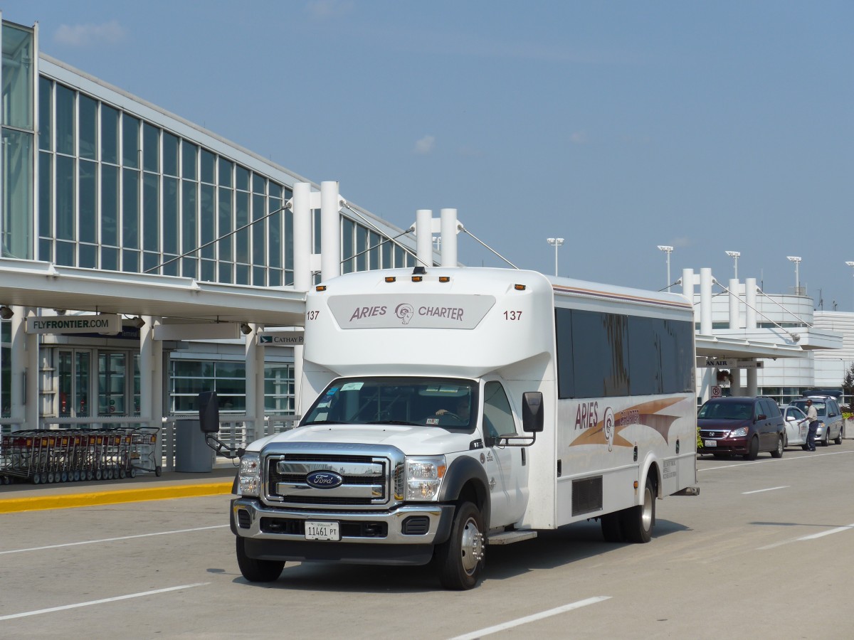 (153'338) - Aries Charter, Chicago - Nr. 137/11'461 PT - Ford am 20. Juli 2014 in Chicago, Airport O'Hare