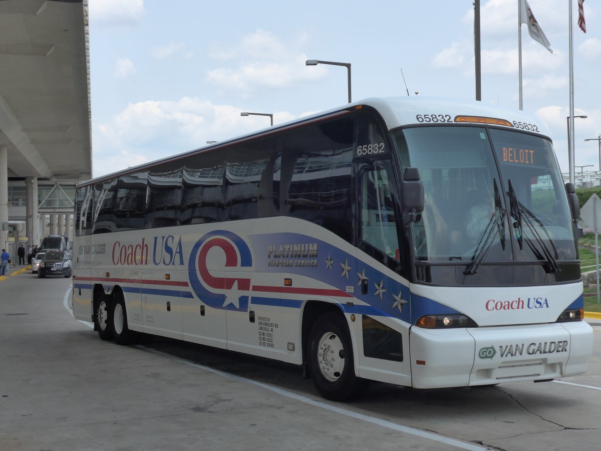 (153'393) - Van Galder, Janesville - Nr. 65'832/P 733'664 - MCI am 20. Juli 2014 in Chicago, Airport O'Hare