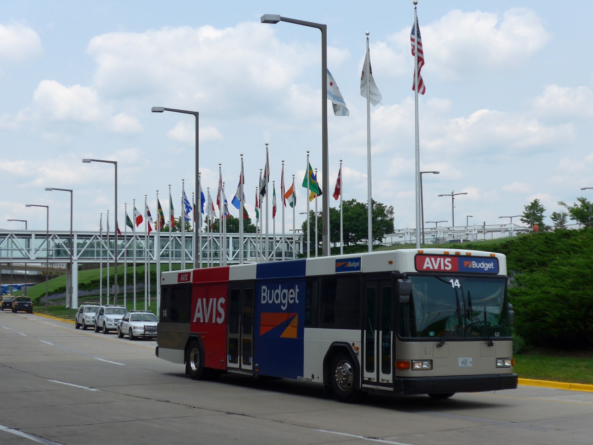 (153'404) - AVIS-Budget, Chicago - Nr. 14/6572 N - Gillig am 20. Juli 2014 in Chicago, Airport O'Hare