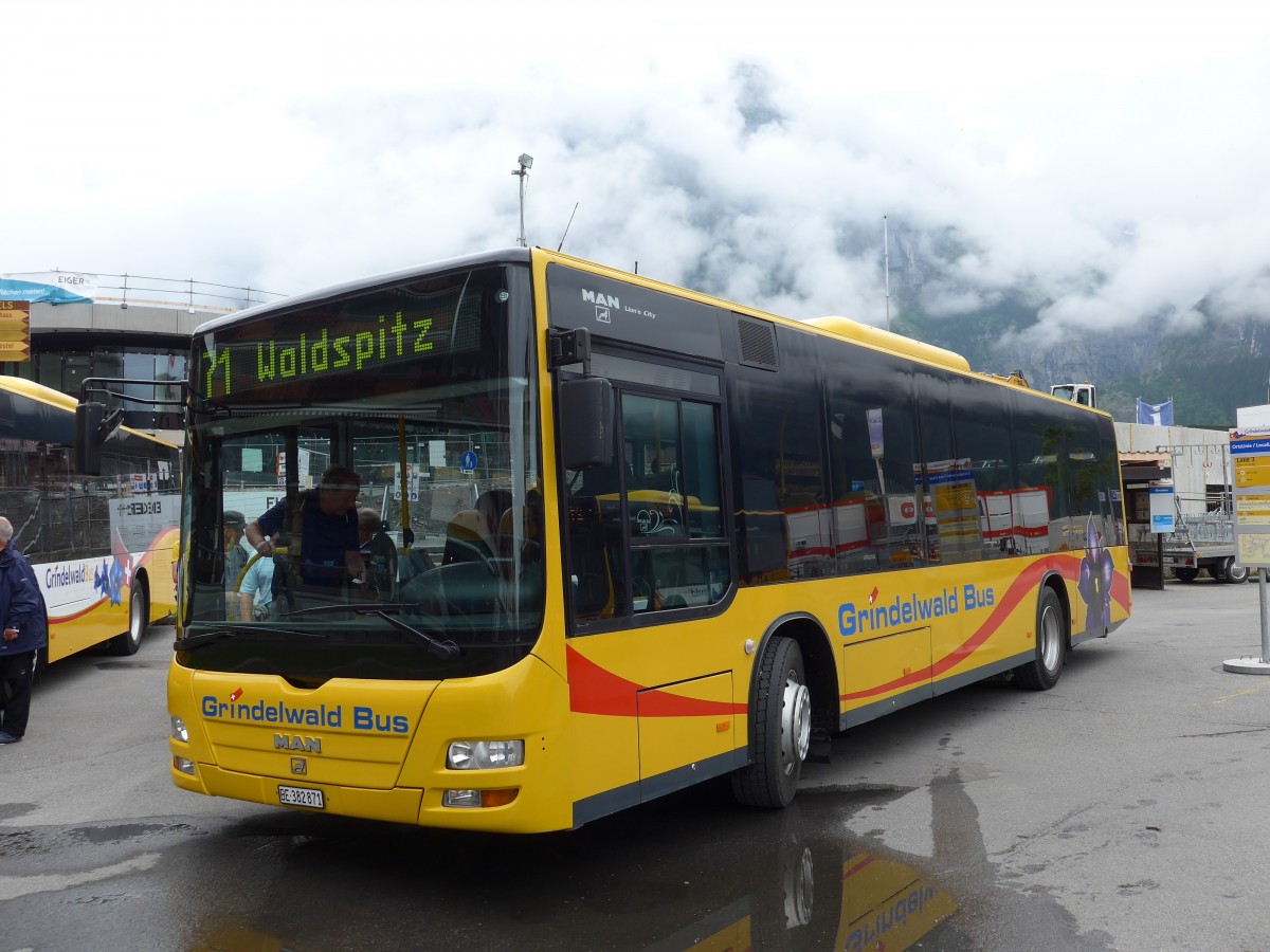 (153'548) - AVG Grindelwald - Nr. 18/BE 382'871 - MAN/Gppel am 3. August 2014 beim Bahnhof Grindelwald