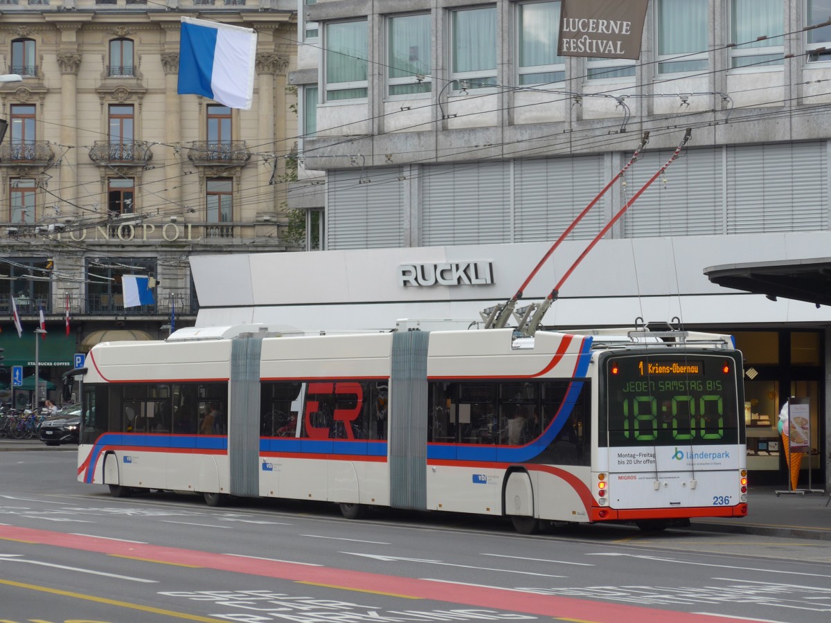 (154'002) - VBL Luzern - Nr. 236 - Hess/Hess Doppelgelenktrolleybus am 19. August 2014 beim Bahnhof Luzern