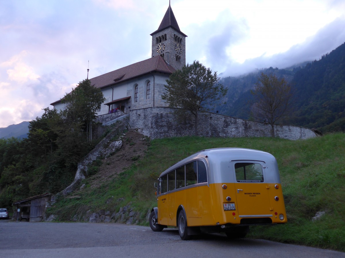 (154'722) - Moser, Flaach - ZH 140'275 - Saurer/FHS (ex Rapold, Neuhausen; ex Deutsches Reiseunternehmen; ex Schaub, Arisdorf) am 30. August 2014 in Brienz, Kirche