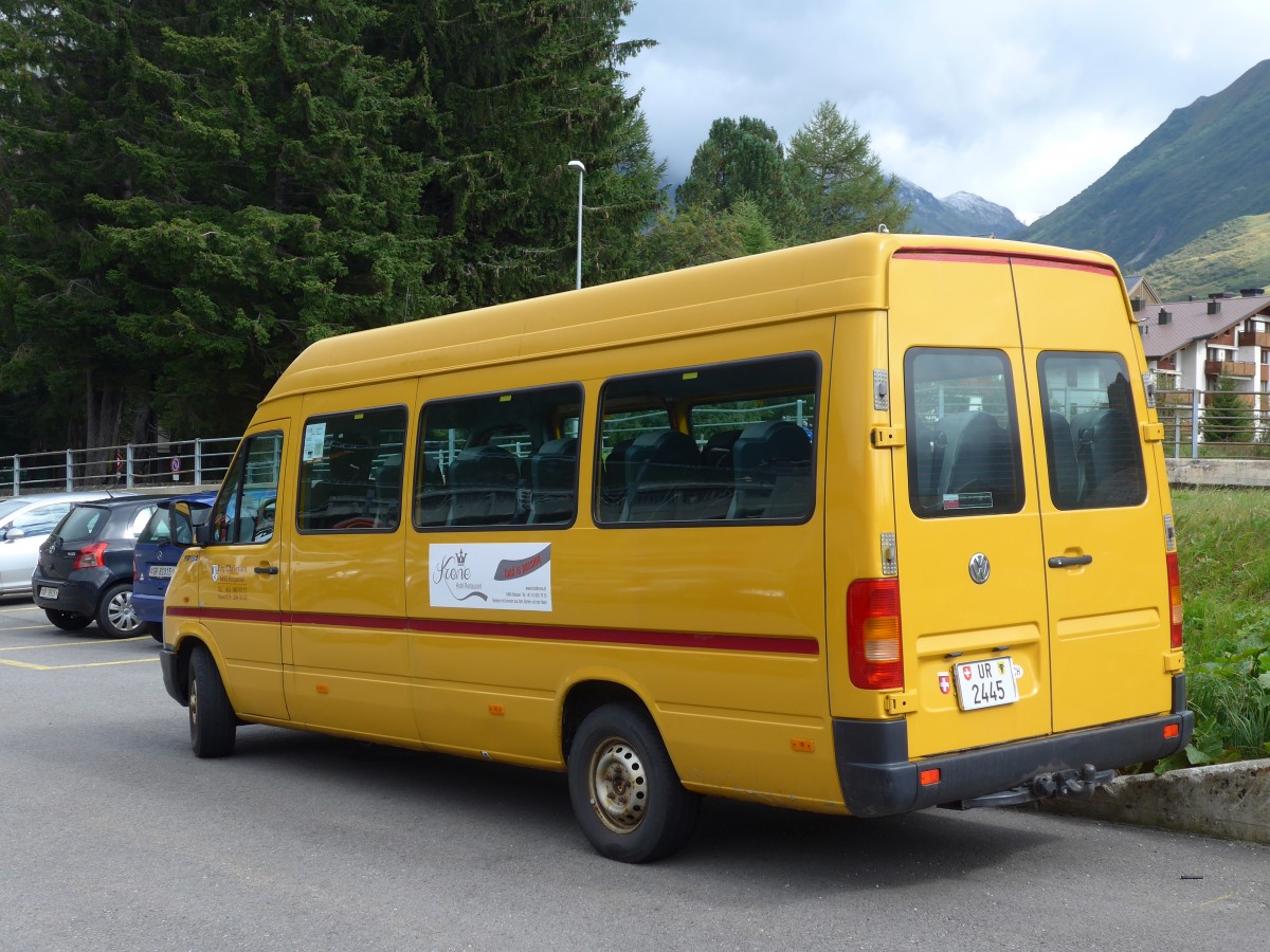 (154'854) - Fry, Hospental - UR 2445 - VW am 1. September 2014 beim Bahnhof Andermatt