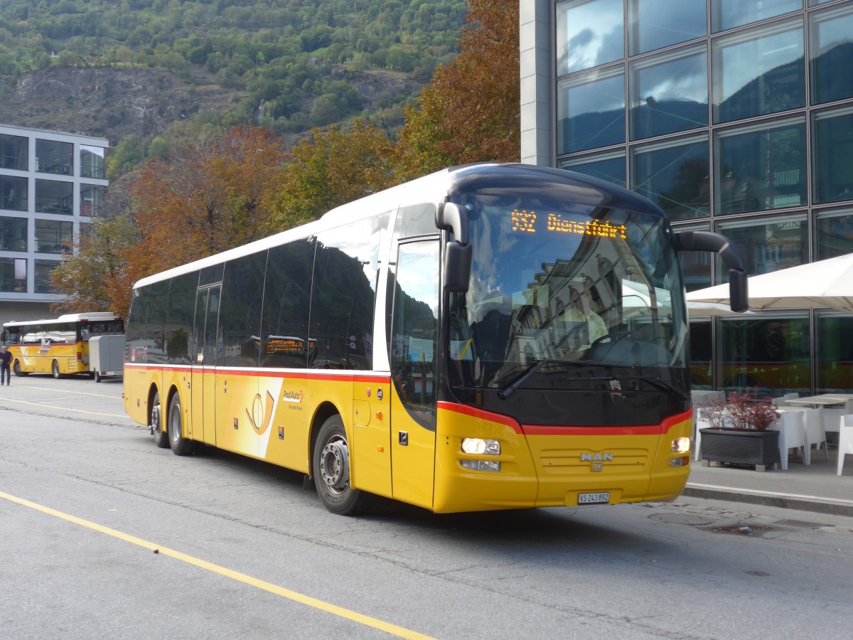 (155'326) - PostAuto Wallis - VS 243'892 - MAN am 21. September 2014 beim Bahnhof Brig