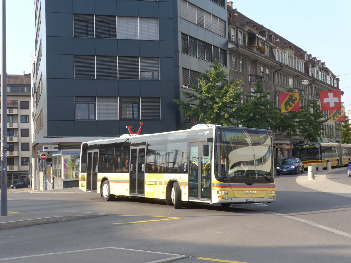 (155'454) - STI Thun - Nr. 128/BE 800'128 - MAN am 4. Oktober 2014 beim Bahnhof Thun