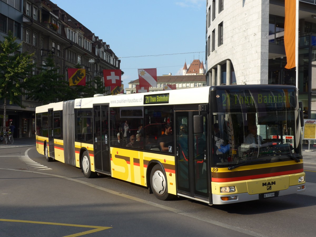 (155'455) - STI Thun - Nr. 89/BE 572'089 - MAN am 4. Oktober 2014 beim Bahnhof Thun