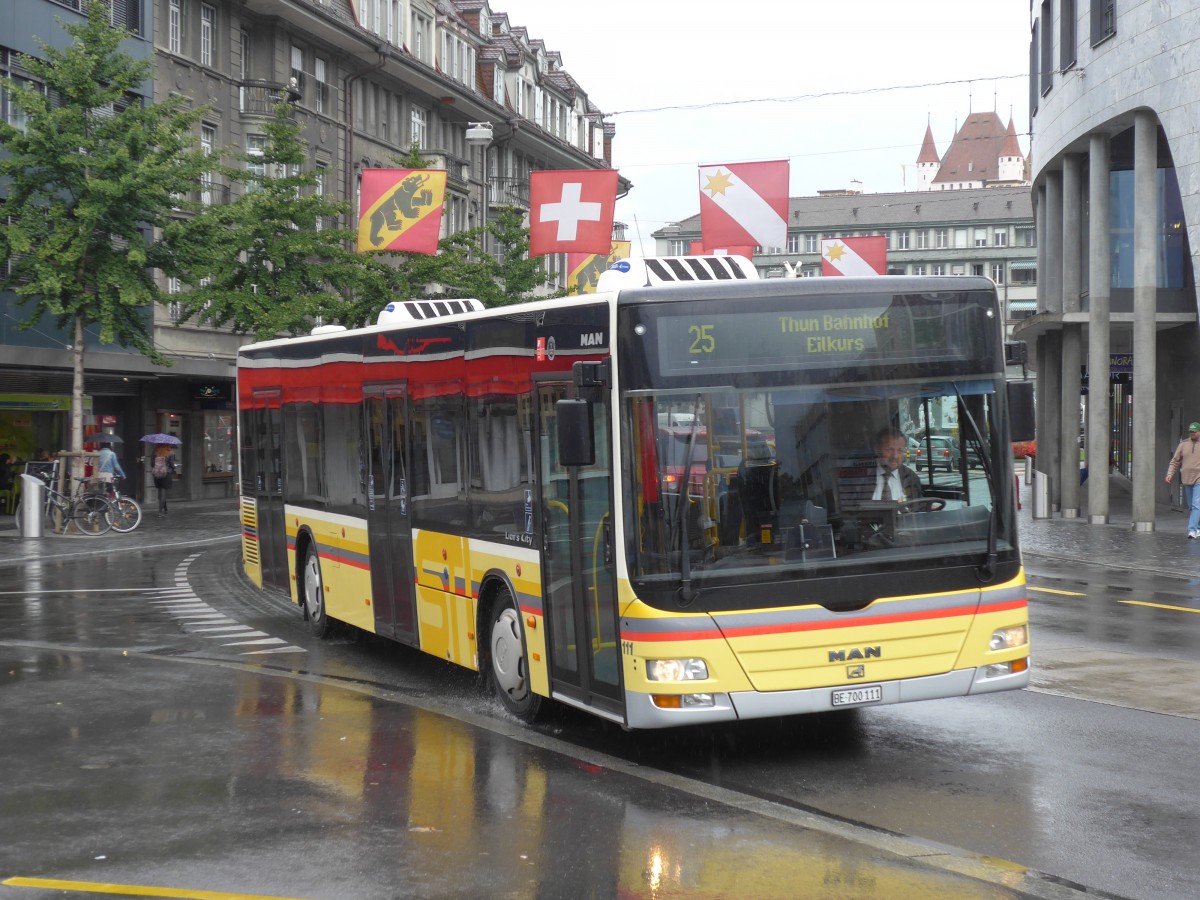 (155'698) - STI Thun - Nr. 111/BE 700'111 - MAN am 13. Oktober 2014 beim Bahnhof Thun