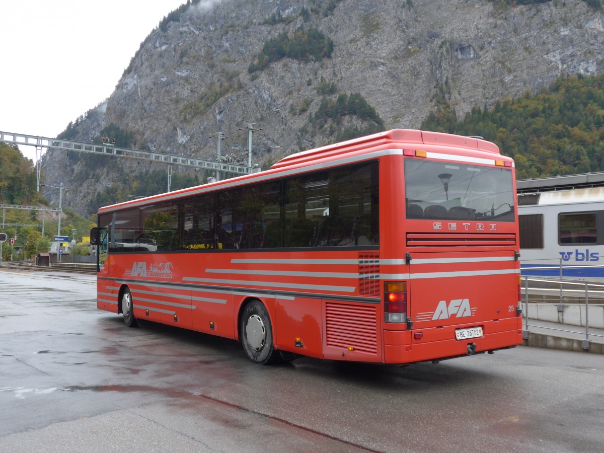 (155'718) - AFA Adelboden - Nr. 25/BE 26'702 - Setra (ex Nr. 12) am 13. Oktober 2014 beim Bahnhof Wimmis