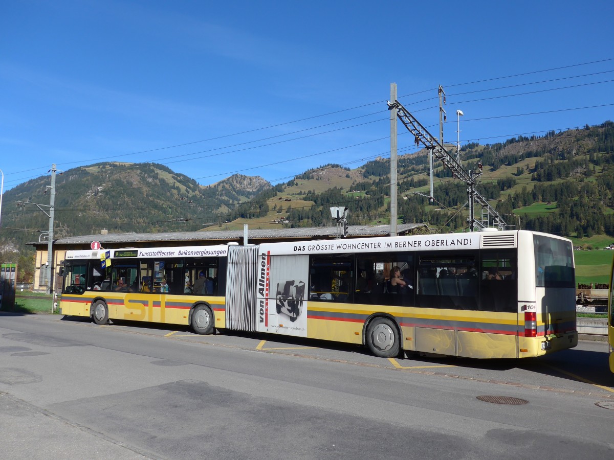 (155'858) - STI Thun - Nr. 104/BE 577'104 - MAN am 19. Oktober 2014 beim Bahnhof Zweisimmen