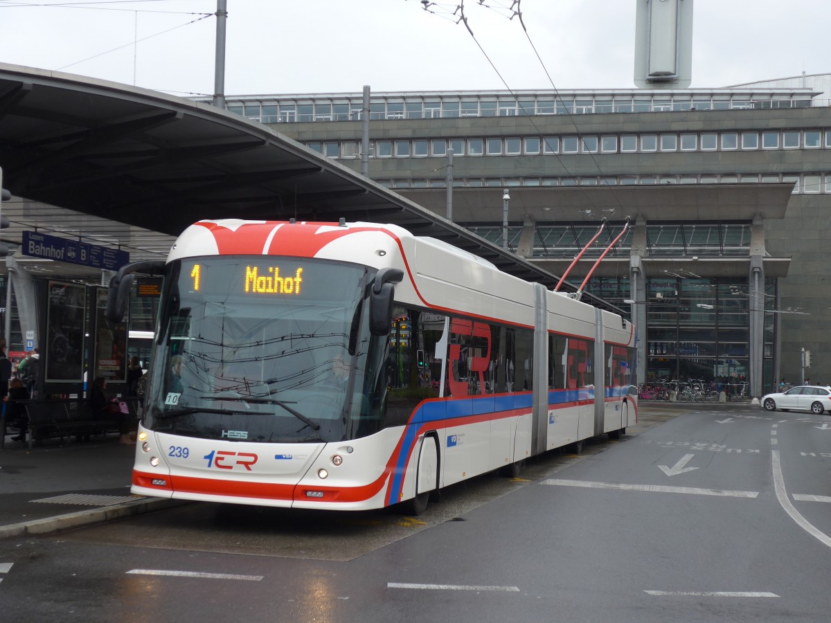 (156'006) - VBL Luzern - Nr. 239 - Hess/Hess Doppelgelenktrolleybus am 25. Oktober 2014 beim Bahnhof Luzern