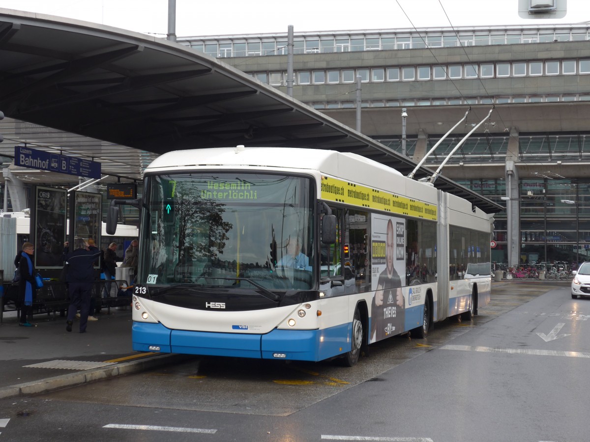 (156'037) - VBL Luzern - Nr. 213 - Hess/Hess Gelenktrolleybus am 25. Oktober 2014 beim Bahnhof Luzern