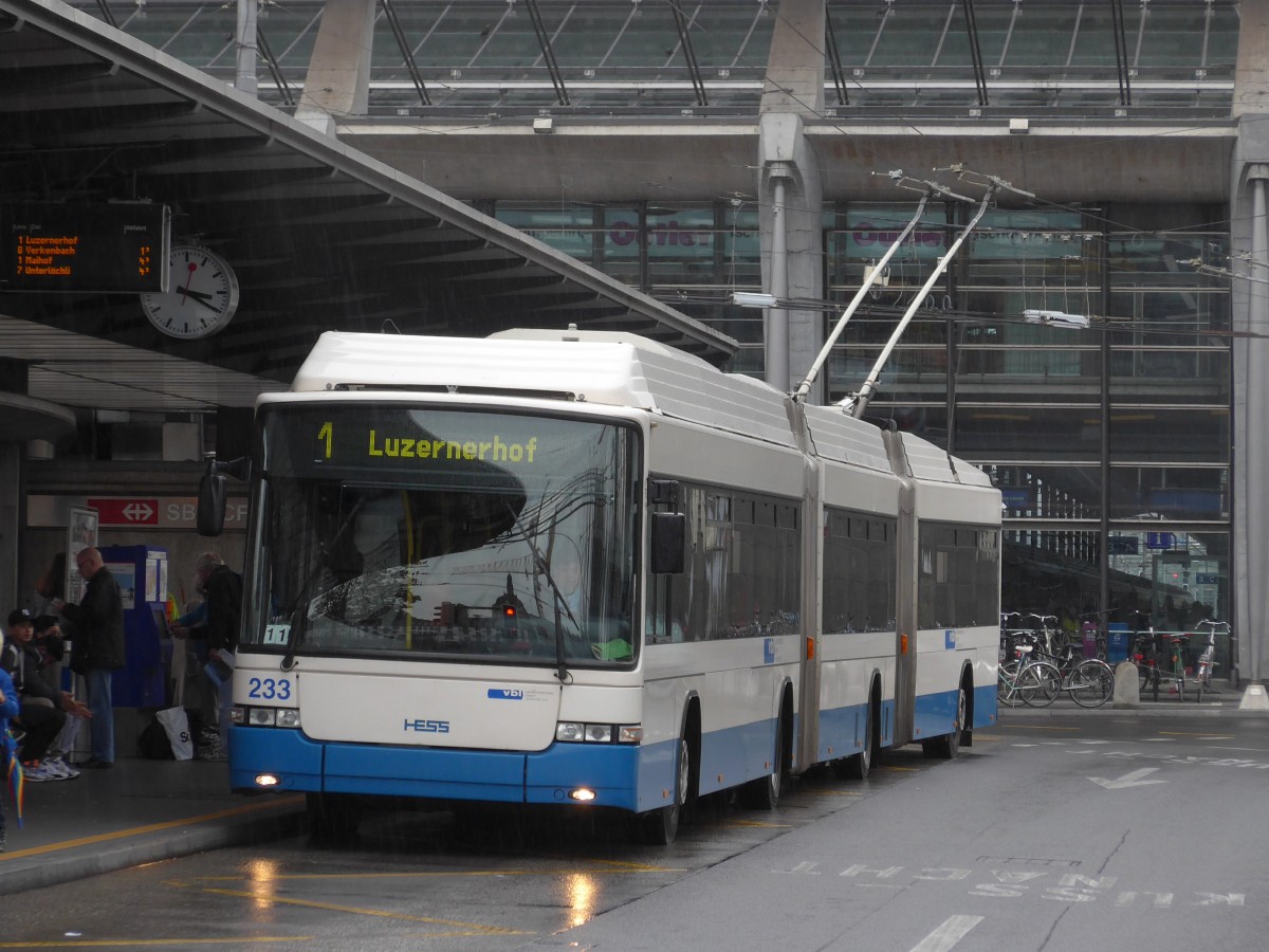 (156'046) - VBL Luzern - Nr. 233 - Hess/Hess Doppelgelenktrolleybus am 25. Oktober 2014 beim Bahnhof Luzern