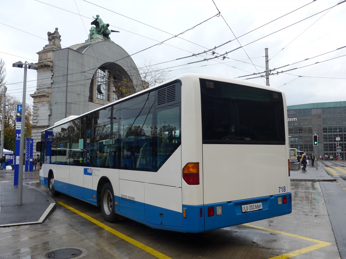 (156'085) - VBL Luzern - Nr. 718/LU 202'666 - Mercedes (ex Heggli, Kriens Nr. 718) am 25. Oktober 2014 beim Bahnhof Luzern