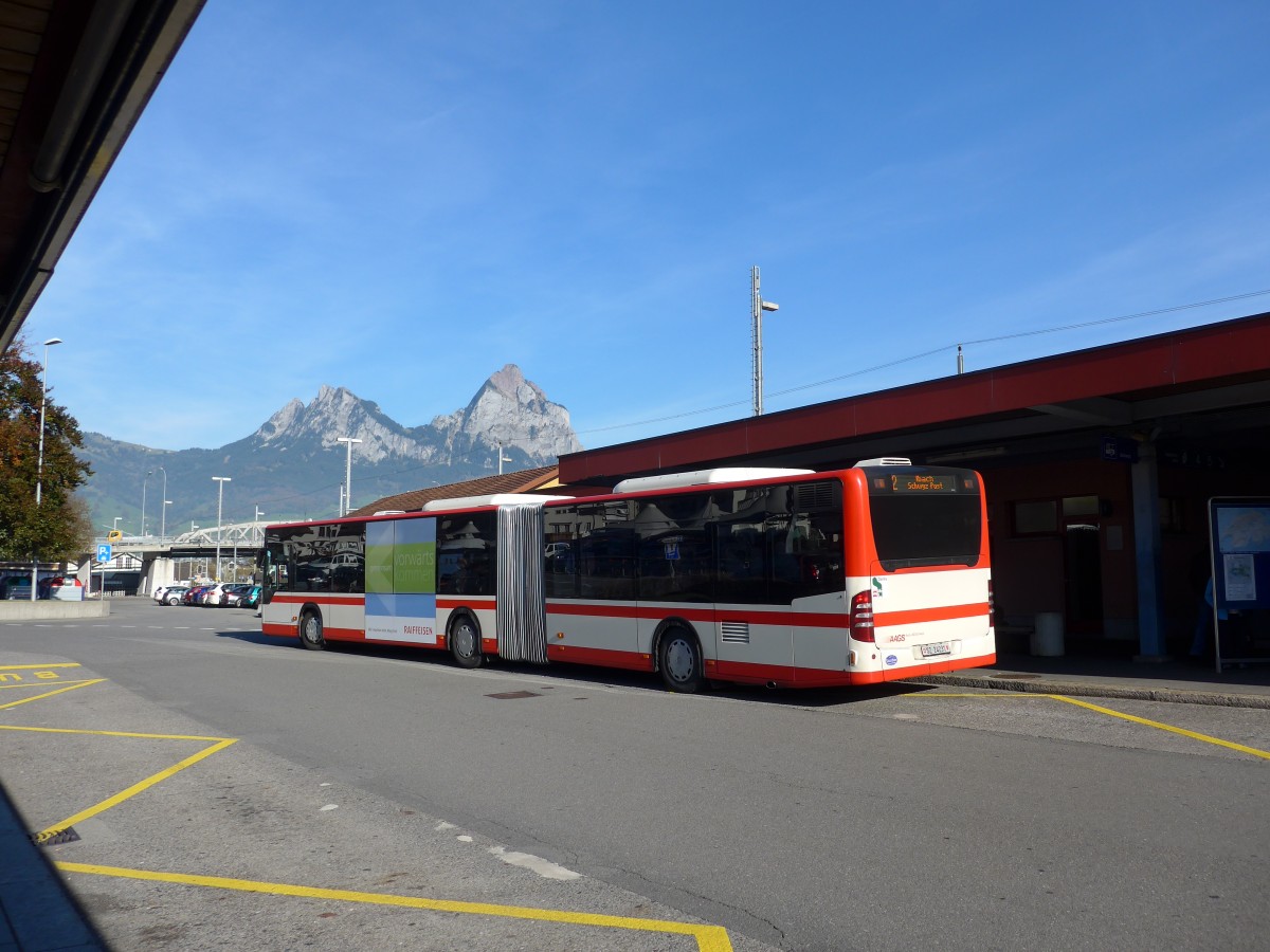 (156'366) - AAGS Schwyz - Nr. 31/SZ 24'231 - Mercedes am 31. Oktober 2014 beim Bahnhof Brunnen