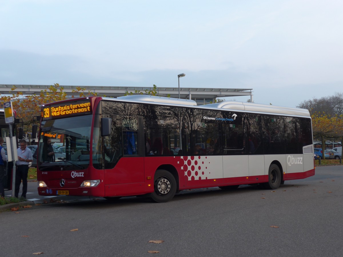 (156'739) - Qbuzz, Groningen - Nr. 3142/BX-FV-38 - Mercedes am 18. November 2014 beim Bahnhof Zuidhorn