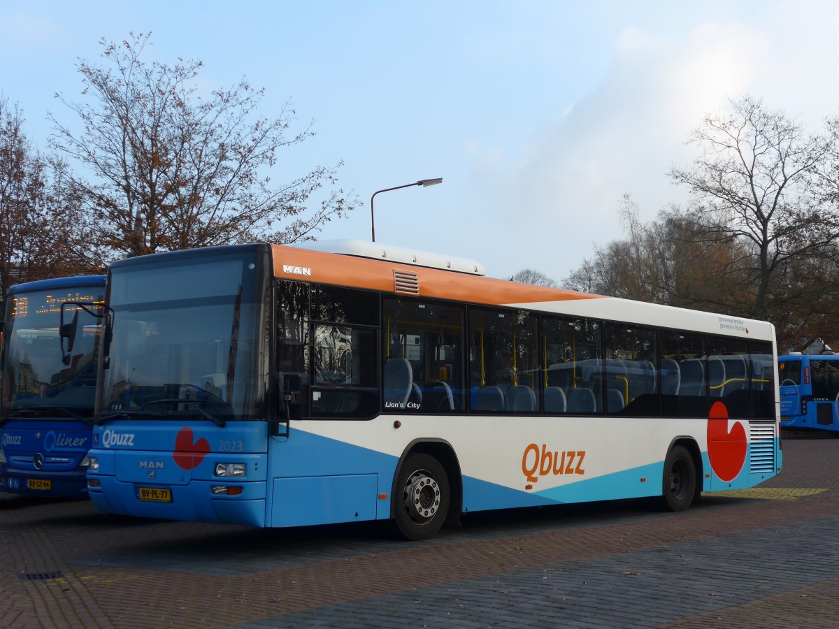 (156'981) - Qbuzz, Groningen - Nr. 2023/BV-PL-77 - MAN am 20. November 2014 beim Bahnhof Hoogeveen