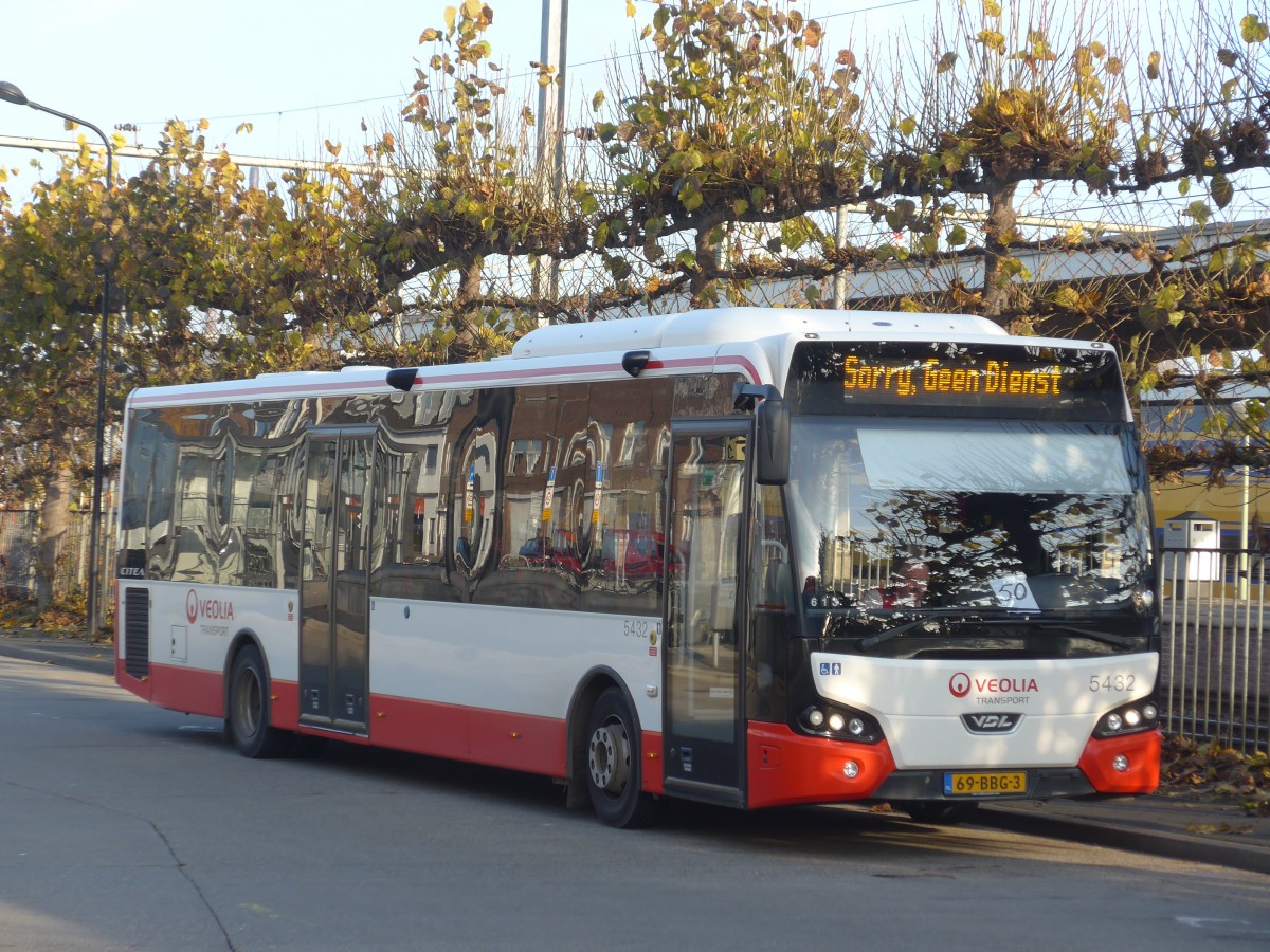 (157'136) - VEOLIA - Nr. 5432/69-BBG-3 - VDL am 21. November 2014 beim Bahnhof Maastricht