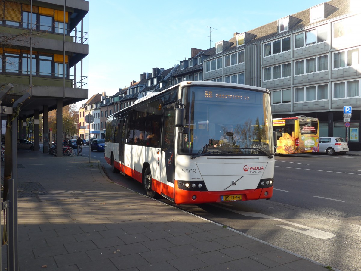 (157'171) - Aus Holland: VEOLIA - Nr. 5809/BS-JT-44 - Volvo am 21. November 2014 beim Hauptbahnhof Aachen