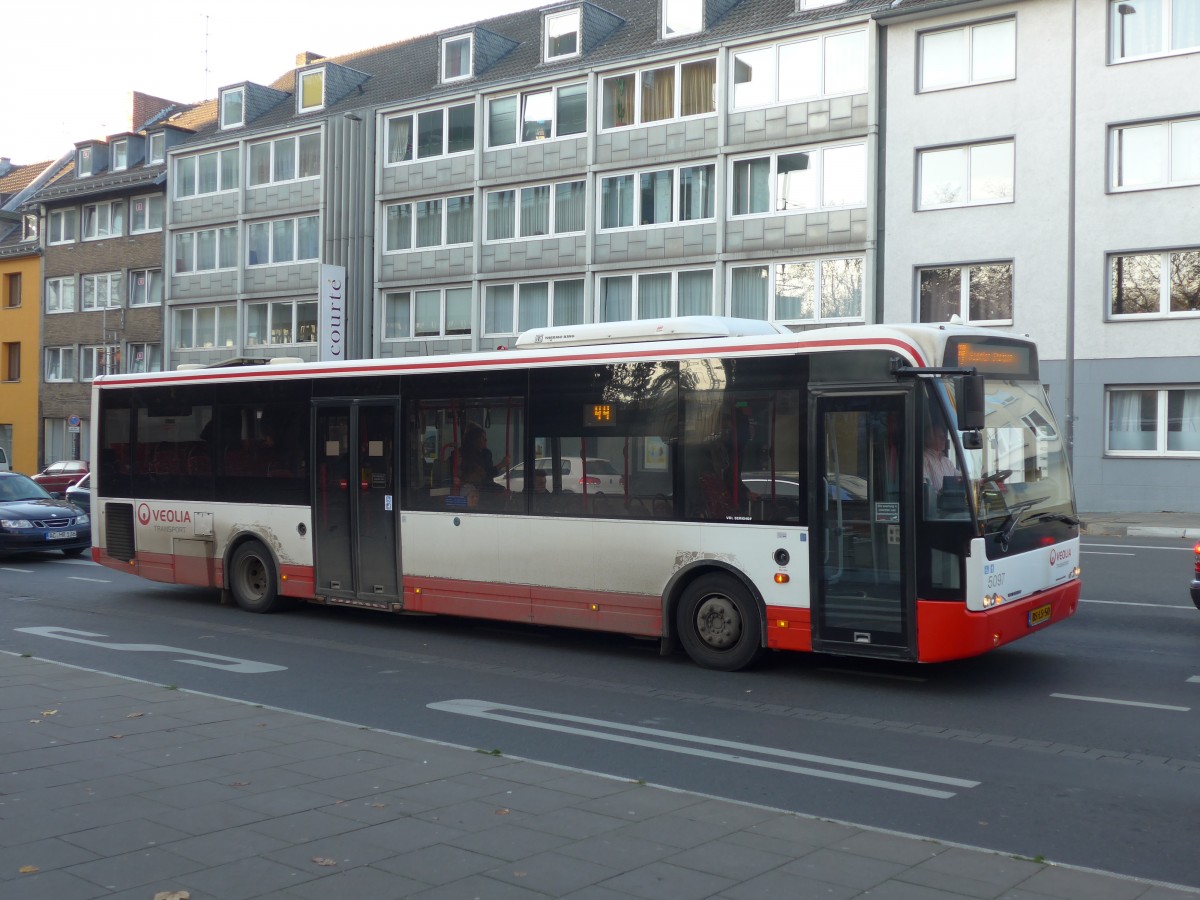 (157'256) - Aus Holland: VEOLIA - Nr. 5097/BS-LS-50 - VDL Berkhof am 21. November 2014 beim Hauptbahnhof Aachen
