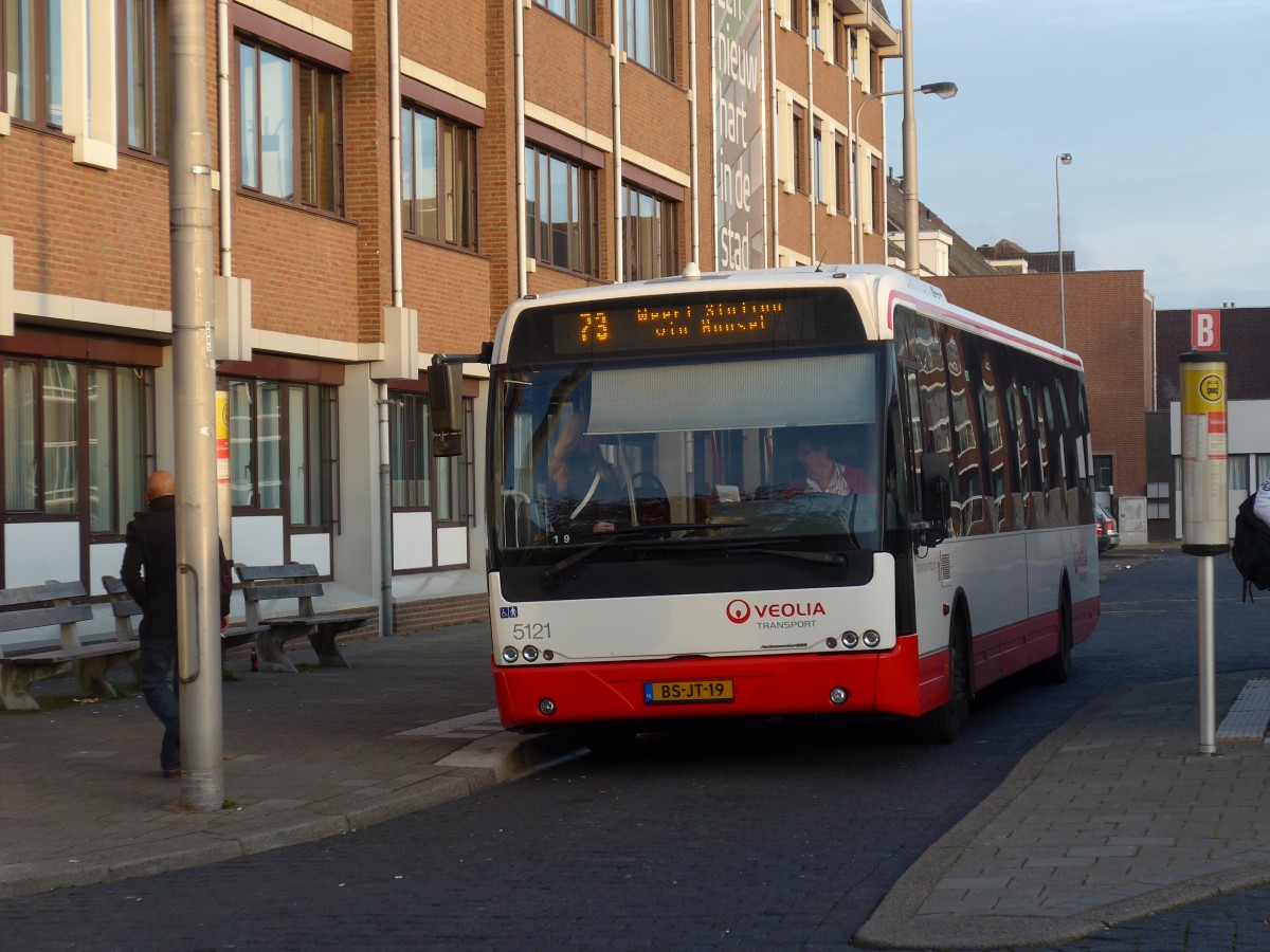 (157'291) - VEOLIA - Nr. 5121/BS-JT-19 - VDL Berkhof am 22. November 2014 beim Bahnhof Roermond